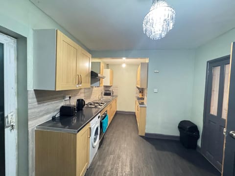 Sleeps 8 l 3 Bedroom l Last-minute Specials l New Property l Elegant House near City Center Sleeps 6 with Free Parking l By Zen Nights Short Lets & Serviced Accommodations Apartment in Leicester