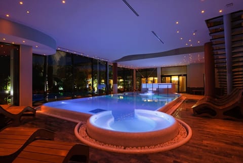 Night, Activities, Spa and wellness centre/facilities, Decorative detail, Pool view, Swimming pool