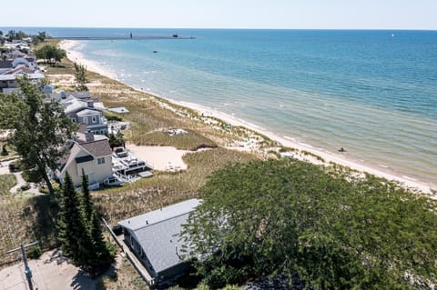 Beachfront cottage on North Shore Grand Haven Casa in Grand Haven