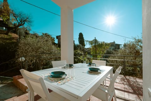 View (from property/room), Balcony/Terrace, Dining area