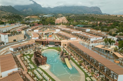 Property building, Day, Natural landscape, Bird's eye view, City view, Mountain view, Pool view, Swimming pool, Location, sunbed