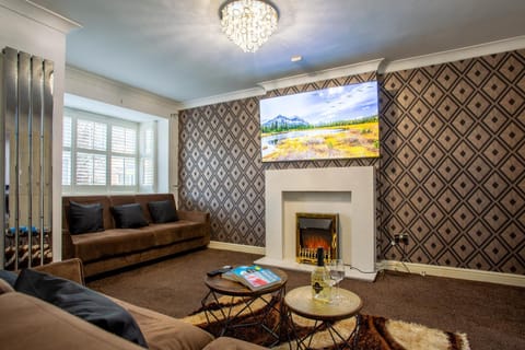 Property building, TV and multimedia, Living room, Seating area, Drinks, Alcoholic drinks, fireplace, internet