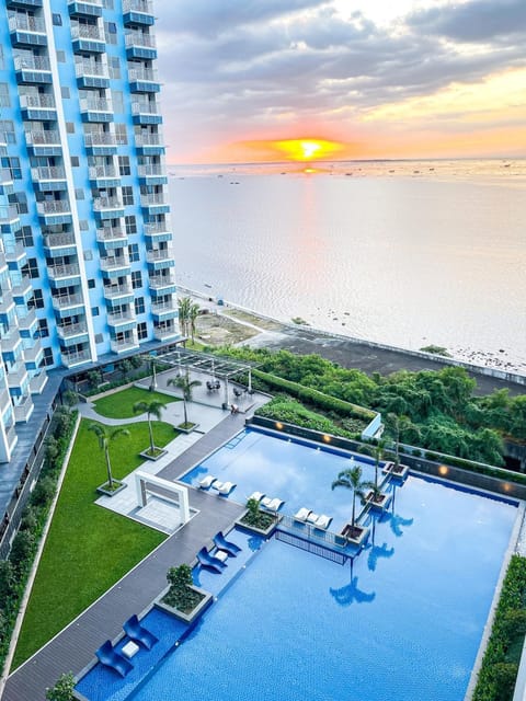 Stunning 2BR across Okada Manila with Sunset View Apartment in Pasay