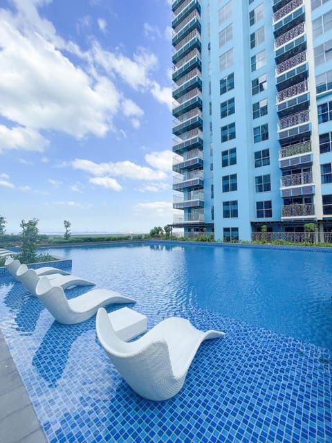 Stunning 2BR across Okada Manila with Sunset View Apartment in Pasay