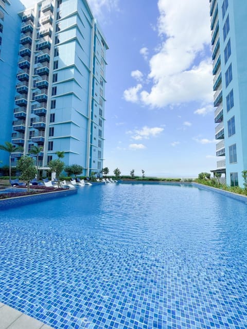 Stunning 2BR across Okada Manila with Sunset View Apartment in Pasay