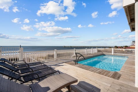 Spacious 7 Bedroom Oceanfront Retreat in Oak Island, NC, perfect for up to 18 guests House in Oak Island