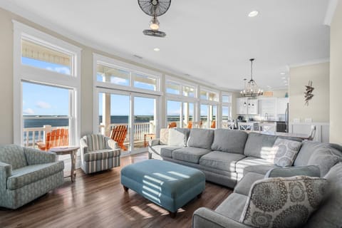 Spacious 7 Bedroom Oceanfront Retreat in Oak Island, NC, perfect for up to 18 guests House in Oak Island