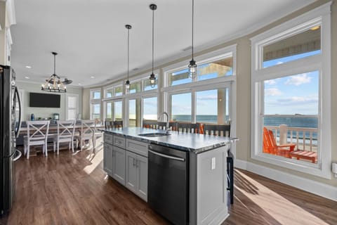 Spacious 7 Bedroom Oceanfront Retreat in Oak Island, NC, perfect for up to 18 guests House in Oak Island