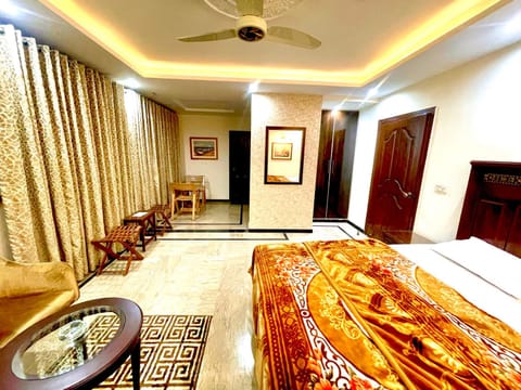 Luxury Apartment Opposite AirPort DHA 8 Raya Apartment in Lahore