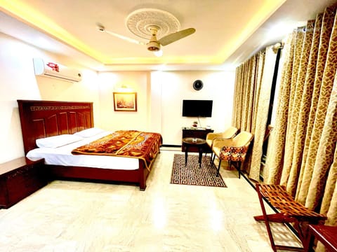 Luxury Apartment Opposite AirPort DHA 8 Raya Apartment in Lahore