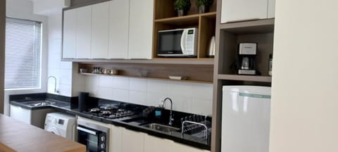 Coffee/tea facilities, Kitchen or kitchenette, oven, stove