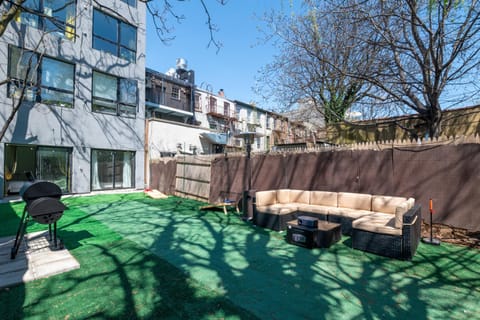 Property building, Day, Balcony/Terrace