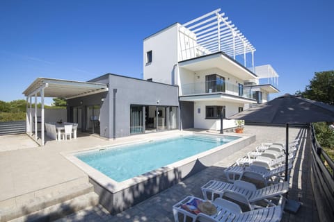 Property building, Day, Swimming pool, sunbed