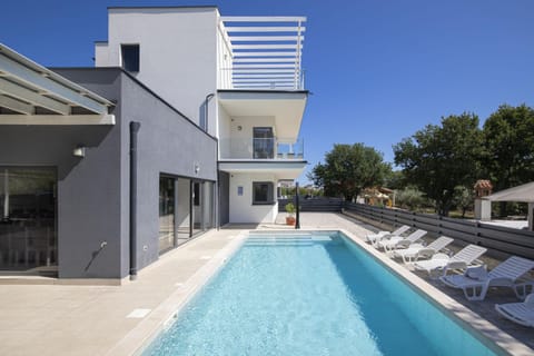 Property building, Swimming pool, sunbed