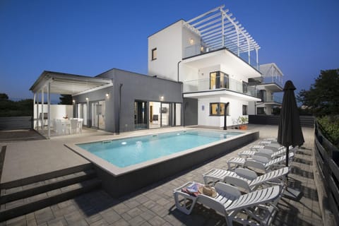 Property building, Swimming pool, sunbed