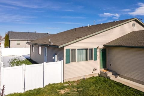 Cozy Three Bedroom Home Apartment in Pocatello