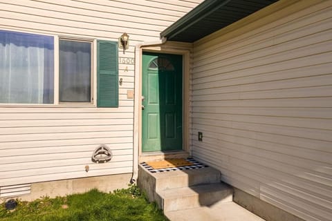 Cozy Three Bedroom Home Apartment in Pocatello