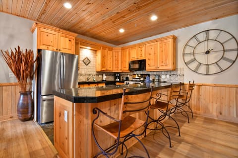 Relaxing Park City Canyons Getaway HOTTUB - Free Bus Minutes to Ski Lift - TimberWolf 2A House in Snyderville