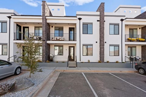 The Desert Haven-Rooftop Hot Tub & Game Room Casa in Washington