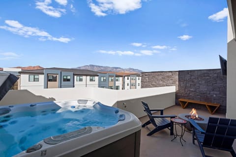 The Desert Haven-Rooftop Hot Tub & Game Room Casa in Washington