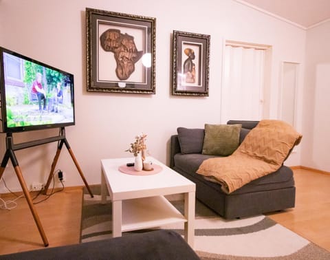 TV and multimedia, Living room, Seating area, Evening entertainment