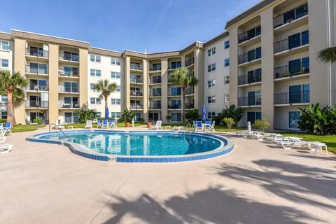 Day, Pool view, Swimming pool, sunbed