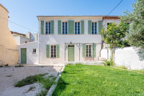 Property building, Facade/entrance, Garden, Parking