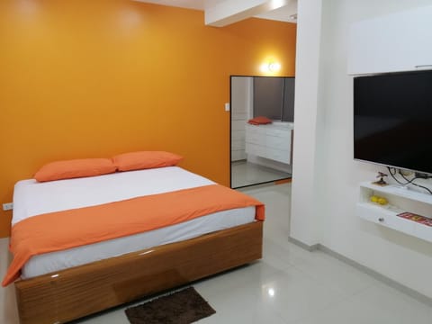 Bed, TV and multimedia, Bedroom