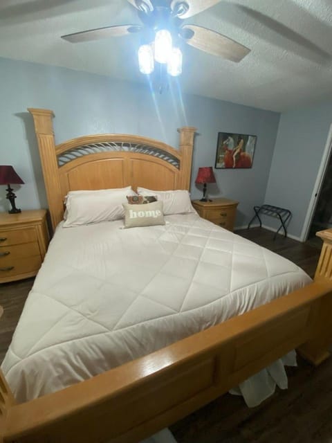 Property building, Bed, Photo of the whole room, Bedroom, fireplace