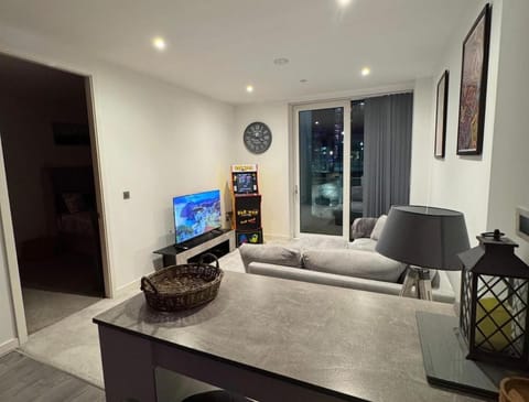 Luxury Modern Balcony Apartment Apartment in Salford