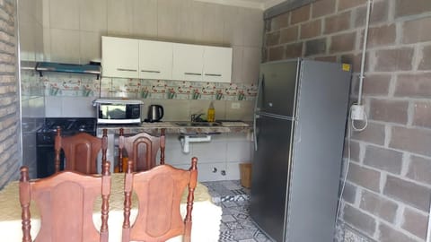 Kitchen or kitchenette, minibar, oven, stove