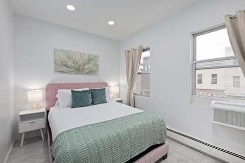 Blush & Bloom Stay Apt 20 Min to NYC Apartment in Union City