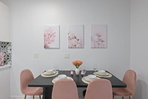 Blush & Bloom Stay Apt 20 Min to NYC Apartment in Union City