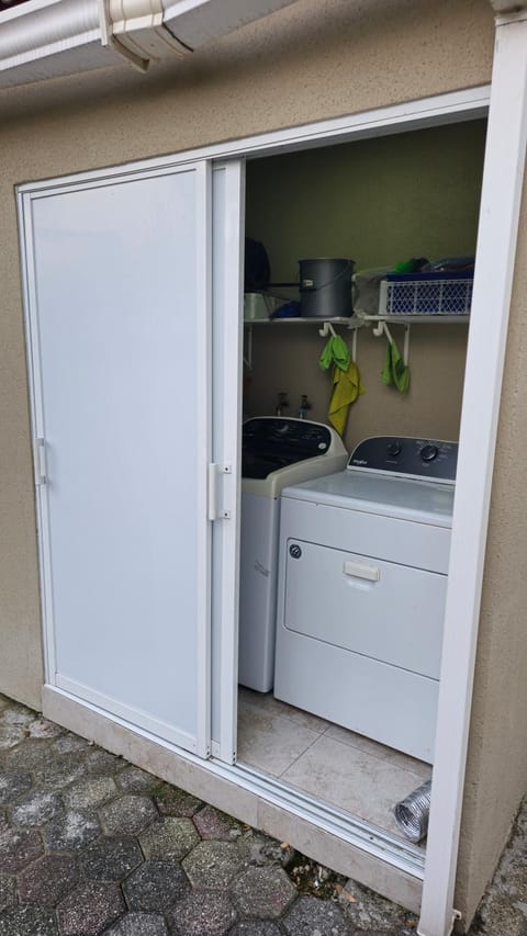 Casa Moderna con Piscina y Espacios al Aire Libre en Ciudad Celeste, Samborondón Villa in Guayas