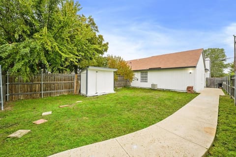 Updated & Cozy duplex centrally located in Dallas Fort Worth House in Grand Prairie