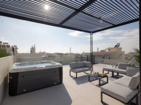 Patio, Day, Hot Tub, Balcony/Terrace, Balcony/Terrace, Seating area, Open Air Bath, sunbed