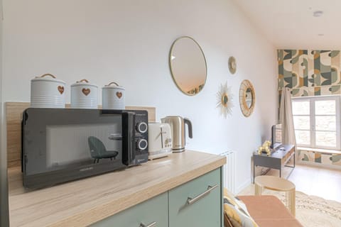 Coffee/tea facilities, Kitchen or kitchenette, oven, toaster