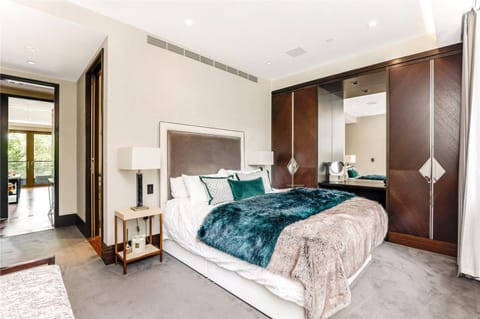 5 Million Pound Super Luxury Large Duplex Penthouse Sleeps 8 Apartment in London Borough of Southwark