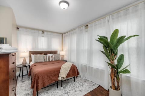 Bright and Newly Remodeled Apartment Near EMU 1 apts Apartment in Ypsilanti