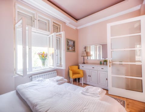Crown Apartment - Your Royal Stay Condo in Belgrade