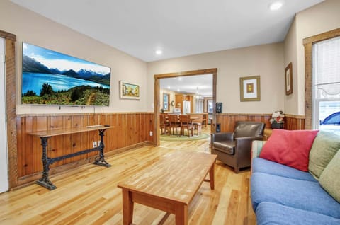 Seasonal Family 5-Bedroom Home in the Village Casa in Ellicottville