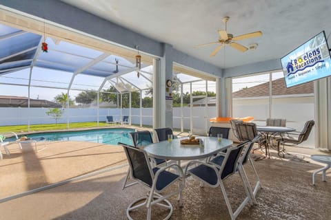 Heated Pool, Game Room with Pool Table, Ping-Pong - Paradise on 8th - Roelens House in Cape Coral