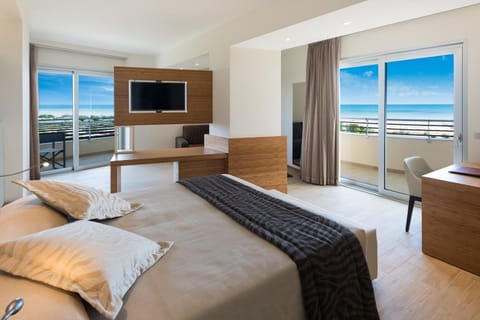 Photo of the whole room, Sea view