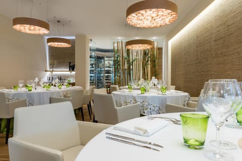 Restaurant/places to eat, Lounge or bar