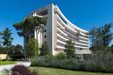 Property building, Facade/entrance, Garden, Garden view