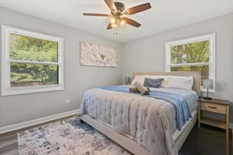 Comfy King bed Free Wi-Fi Home in Des Plaines Casa in Des Plaines