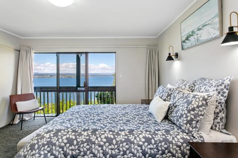 Bed, View (from property/room), Bedroom, Lake view