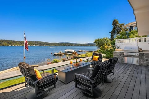 Lake Sammamish Luxurious Waterfront Home House in Lake Sammamish