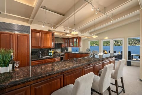 Lake Sammamish Luxurious Waterfront Home House in Lake Sammamish