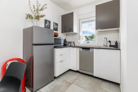 Coffee/tea facilities, Kitchen or kitchenette, dishwasher, stove